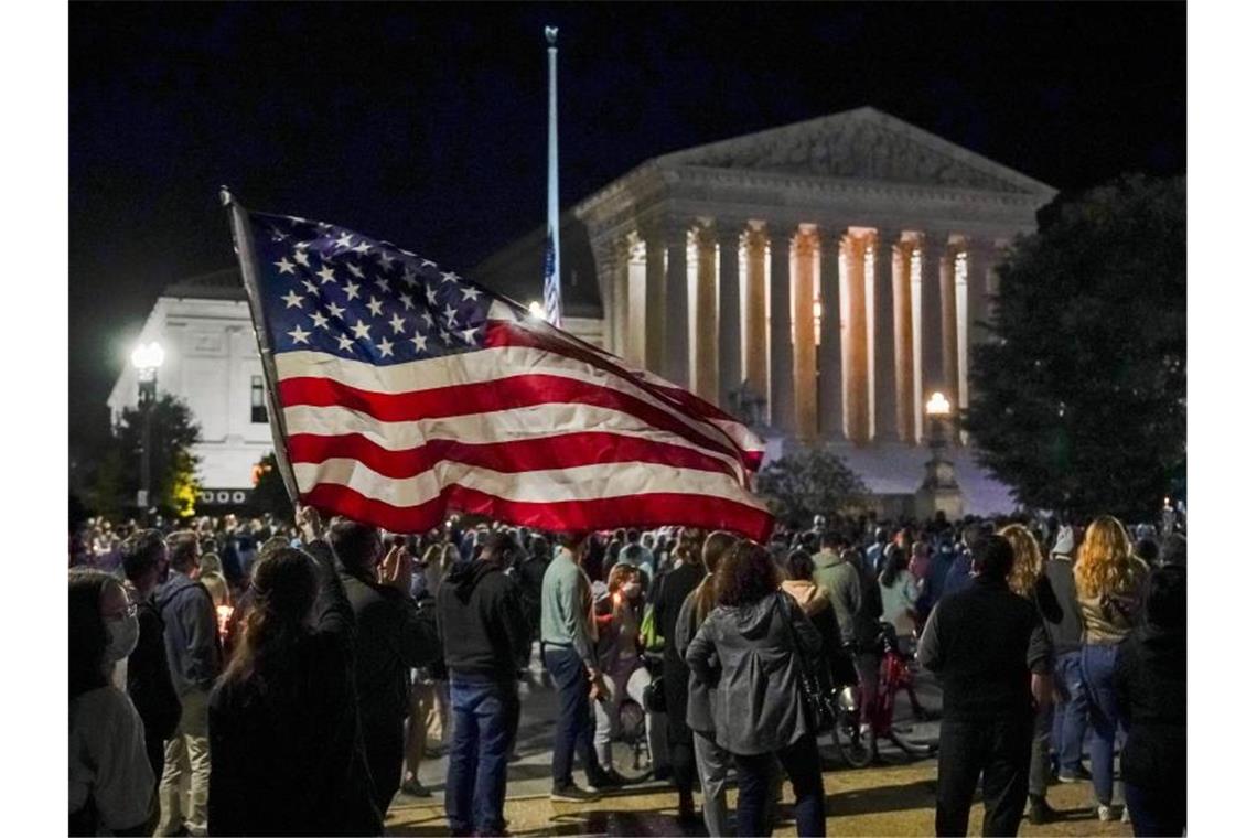 Trump strebt rasche Ginsburg-Nachfolge an Menschen versammeln sich vor dem Obersten Gerichtshof der USA, um ihren Respekt gegenüber der verstorbenen Richterin Ruth Bader Ginsburg zu zeigen. Foto: J. Scott Applewhite/AP/dpa