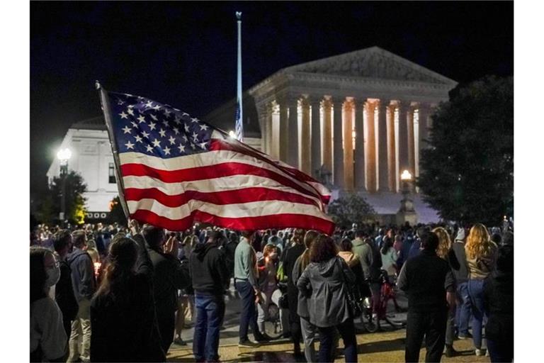 Menschen versammeln sich vor dem Obersten Gerichtshof der USA, um ihren Respekt gegenüber der verstorbenen Richterin Ruth Bader Ginsburg zu zeigen. Foto: J. Scott Applewhite/AP/dpa