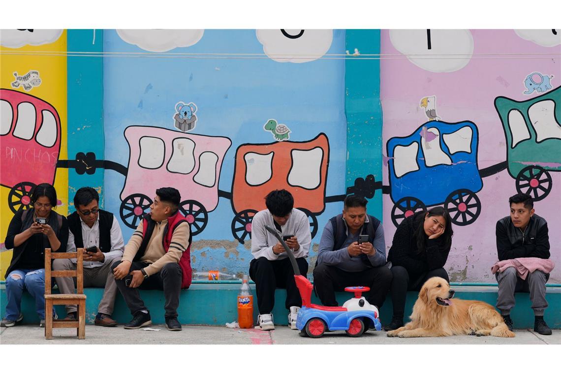 Bilder des Tages Menschen versammeln sich vor einem Wahllokal in La Paz, um nach Schließung der Wahllokale auf die Ergebnisse der Präsidentschaftswahlen in Bolivien zu warten.