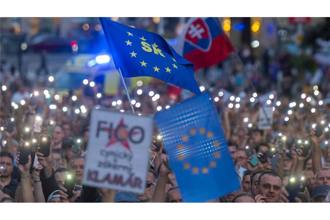 Menschen versammeln sich während einer Demonstration in Bratislava.