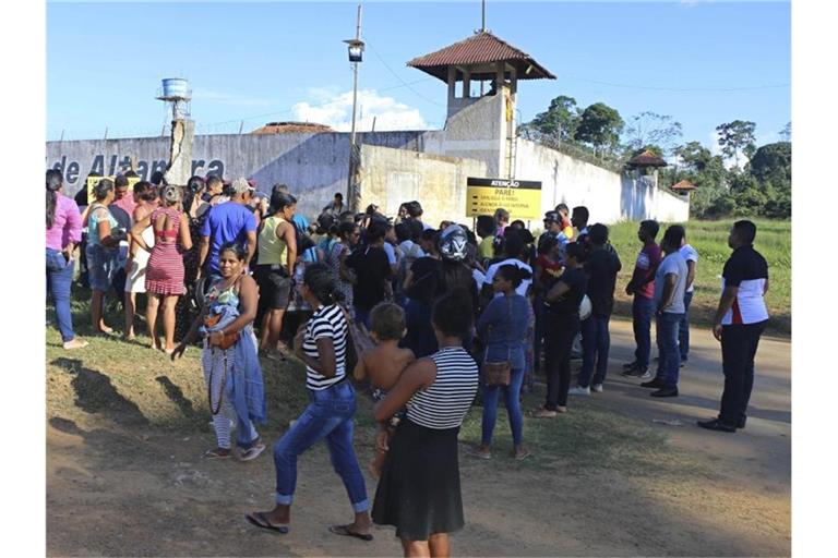 Menschen versuchen Informationen über Familienmitglieder zu bekommen, nachdem bei Kämpfen zwischen verfeindeten Banden in einem Gefängnis Dutzende Häftlinge ums Leben gekommen sind. Foto: Wilson Soares/Panamazonica/AP