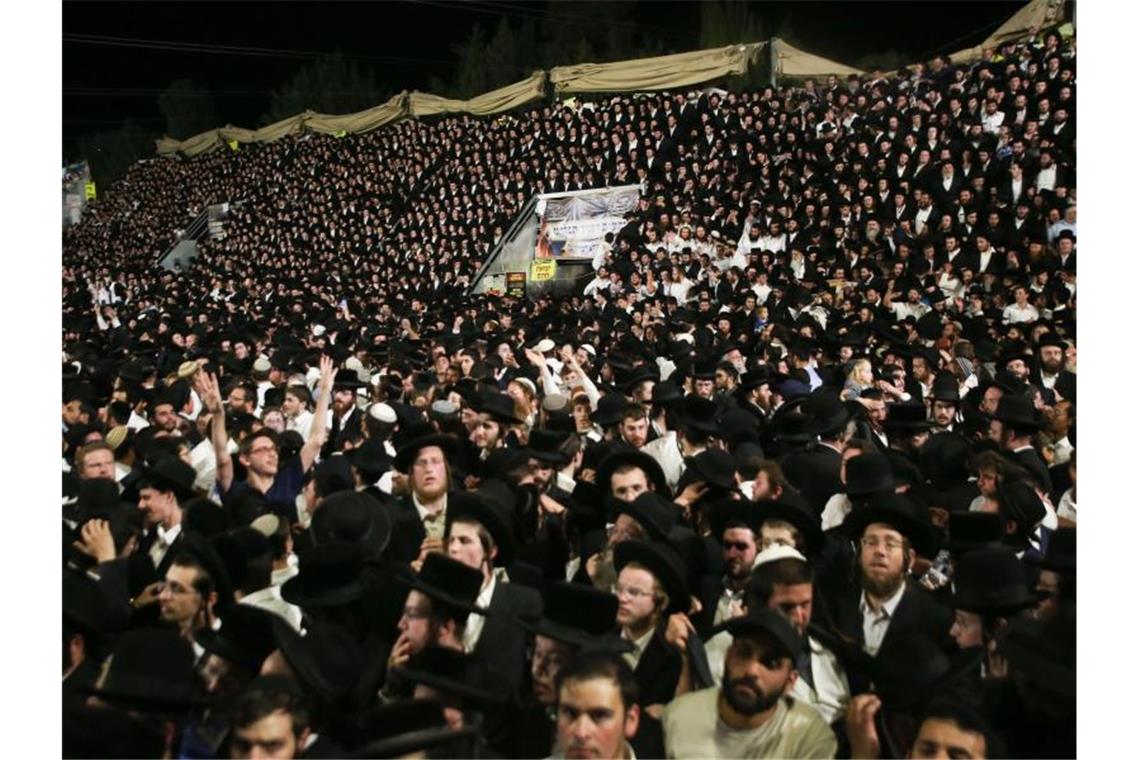 45 Tote bei Massenpanik in Nord-Israel Menschen während der Feier des jüdischen Feiertags Lag Baomer auf dem Berg Meron. Foto: David Cohen/JINI via XinHua/dpa