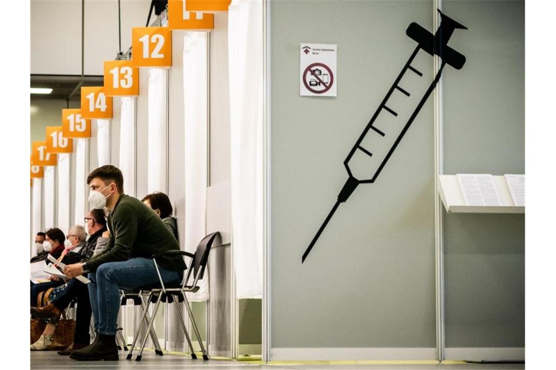 RKI: 6313 Corona-Neuinfektionen - Inzidenz bei 41 Menschen warten im Corona-Impfzentrum auf dem Messegelände Berlin auf ihre Impfung. Foto: Michael Kappeler/dpa
