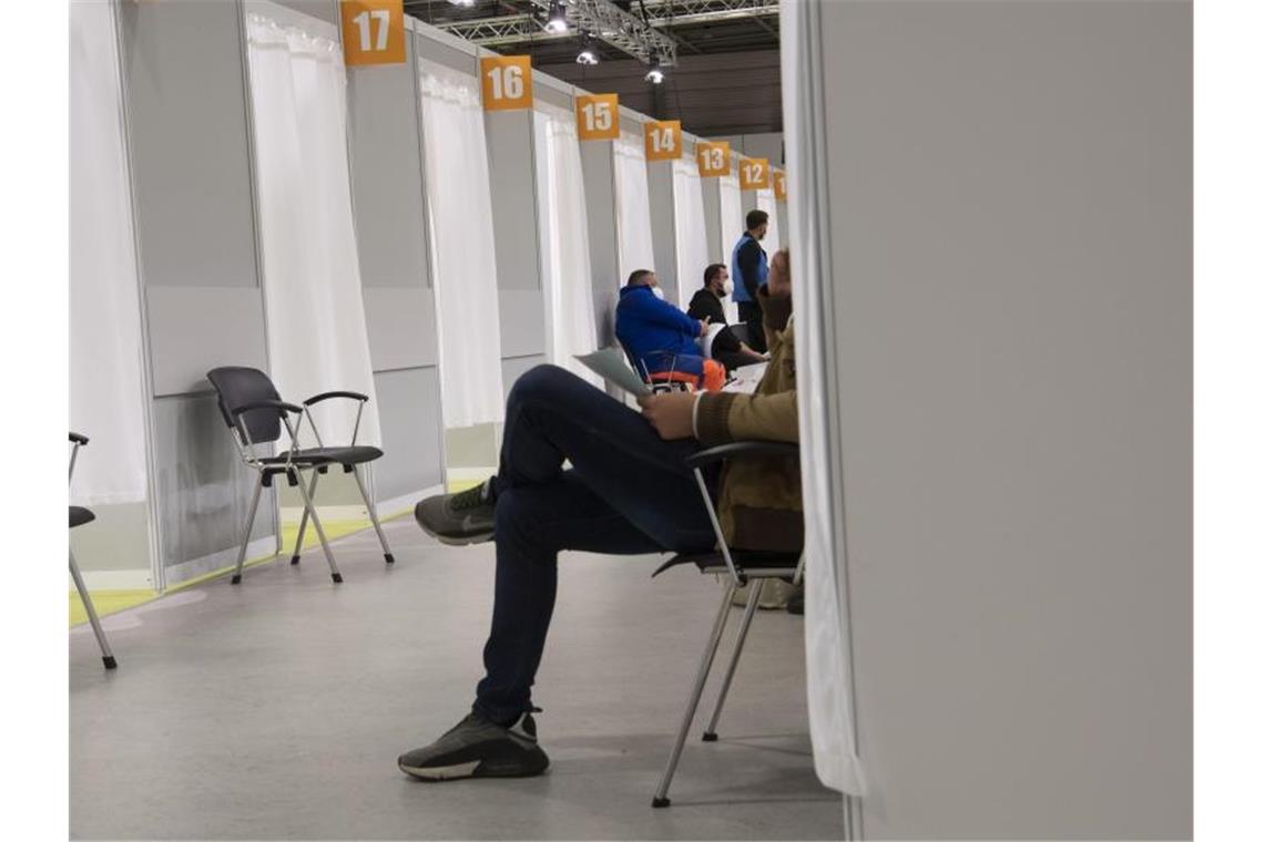 Mühsames Ringen um den Impf-Kurs für den Winter Menschen warten im Malteser-Impfzentrum unter dem Messeturm in Berlin auf ihre Impfung. (Archivbild). Foto: Paul Zinken/dpa