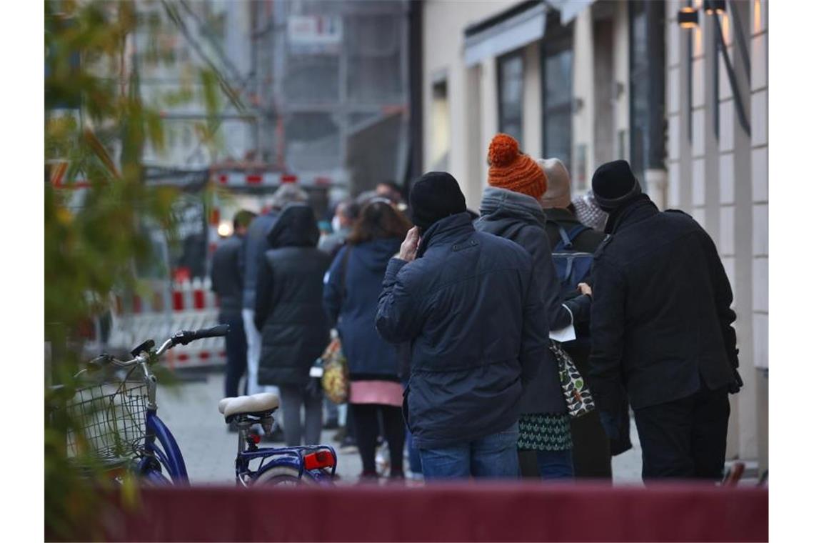 Teils großer Andrang bei Corona-Impfzentren Menschen warten in einer langen Schlange vor einem Corona-Test- und Impfzentrum in Augsburg. Foto: Karl-Josef Hildenbrand/dpa