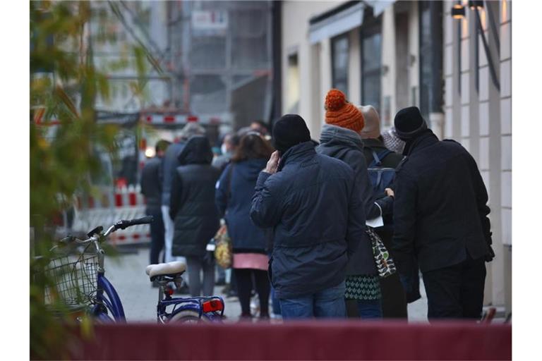 Menschen warten in einer langen Schlange vor einem Corona-Test- und Impfzentrum in Augsburg. Foto: Karl-Josef Hildenbrand/dpa