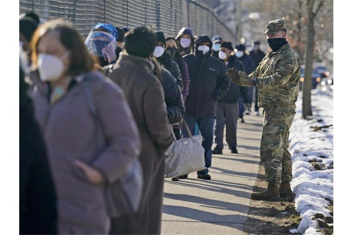 Menschen warten in einer Schlange, um sich in einer Impfstation im Stadtteil Queens gegen das Coronavirus impfen zu lassen. Foto: Seth Wenig/AP/dpa