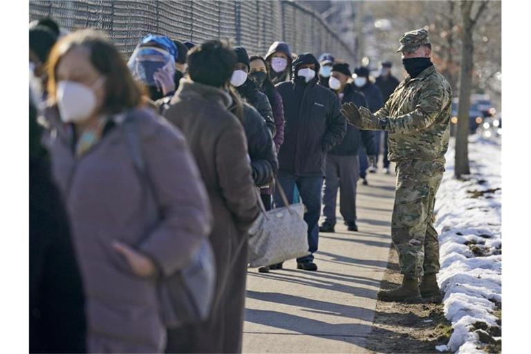 Menschen warten in einer Schlange, um sich in einer Impfstation im Stadtteil Queens gegen das Coronavirus impfen zu lassen. Foto: Seth Wenig/AP/dpa