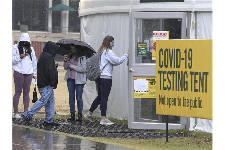 Menschen warten in einer Schlange vor einem Testzentrum im texanischen Weco, um sich auf das Coronavirus testen zu lassen. Foto: Jerry Larson/Waco Tribune-Herald/AP/dpa