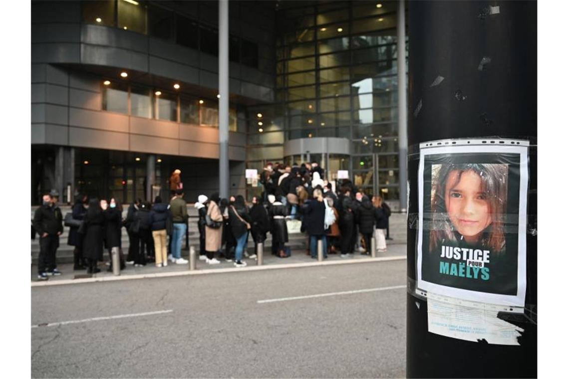 Prozessauftakt um Mord an achtjährigem Mädchen Menschen warten vor dem Gerichtsgebäude in Grenoble, wo der Prozess wegen Ermordung der achtjährigen Maëlys de Araujo beginnt. Foto: Jean-Philippe Ksiazek/AFP/dpa