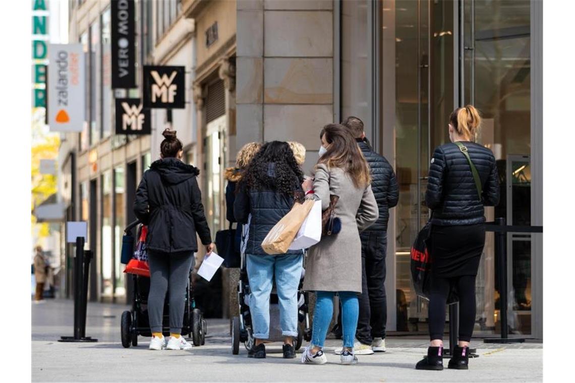 Niedersachsen hebt Maskenpflicht im Handel doch nicht auf Menschen warten vor einem Geschäft in der Hannoveraner Innenstadt auf Einlass. Foto: Moritz Frankenberg/dpa