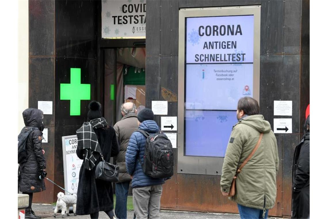 Österreich: Keine neuen Schritte trotz hoher Inzidenz Menschen warten vor einer Apotheke in Wien auf einen Schnelltest. Die Sieben-Tage-Inzidenz liegt in Österreich bei rund 240. Foto: Roland Schlager/APA/dpa