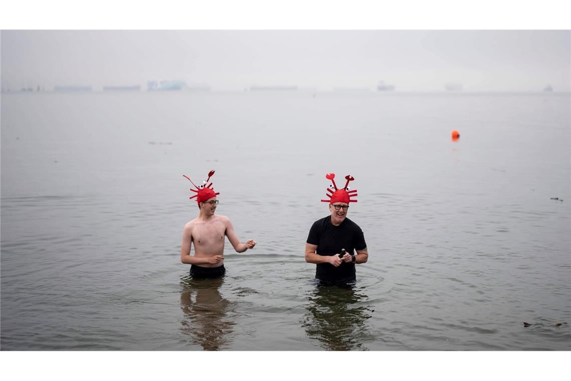 Menschen waten im Wasser während des olar Bear Swim in Vancouver.