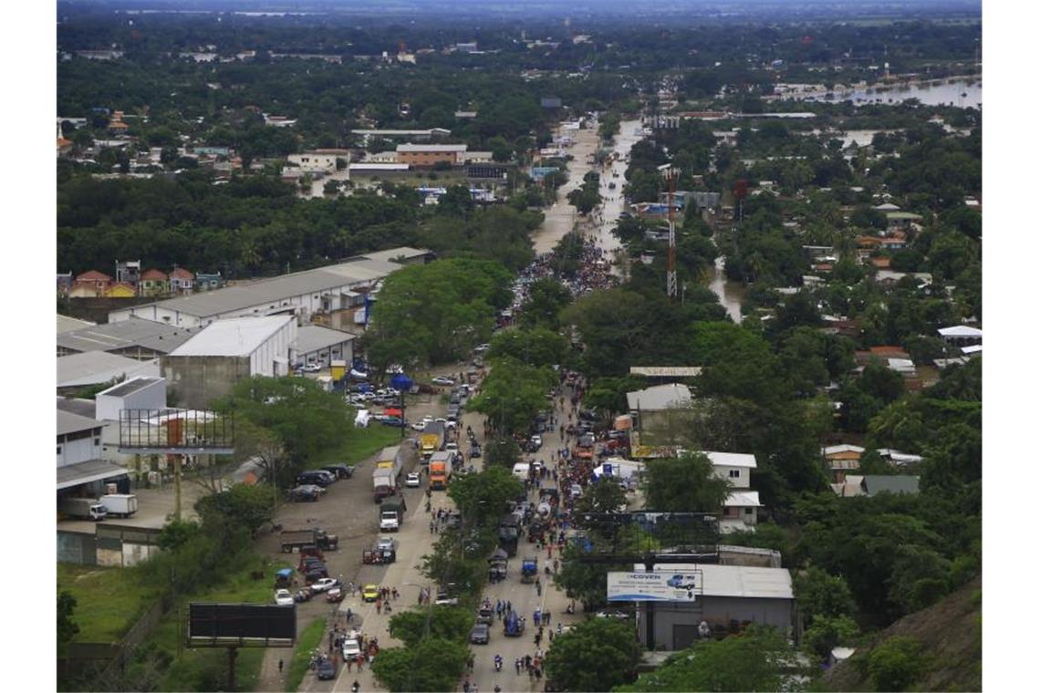 Menschen werden aus einer überschwemmten Zone evakuiert. Foto: Stringer/dpa