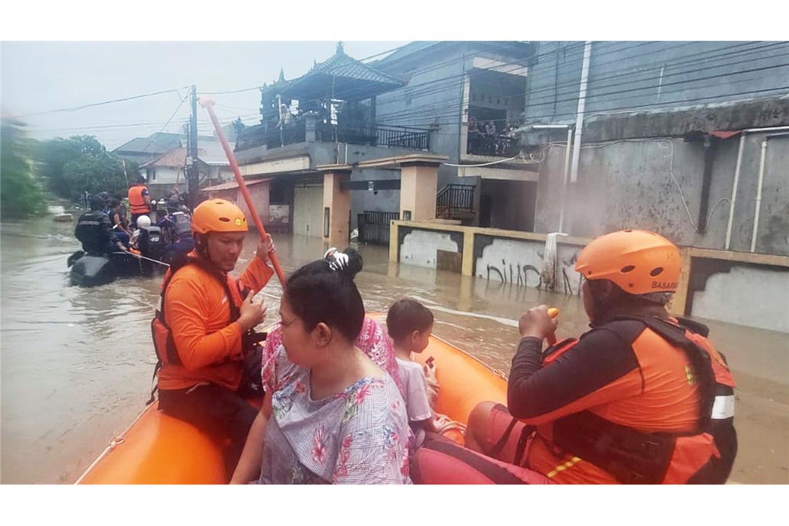 Tote bei Fluten auf Bali – Urlauber mit Booten gerettet Menschen wurden mit Schlauchbooten gerettet.