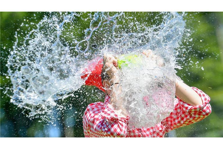 Menschen wurden mit Wasserbomben beworfen (Symbolbild).