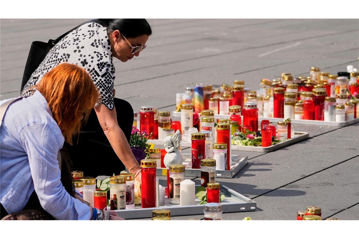 Bilder des Tages Menschen zünden auf dem Hauptplatz in Graz Kerzen zum Gedenken an die Opfer des Amoklaufs an einer Schule an.