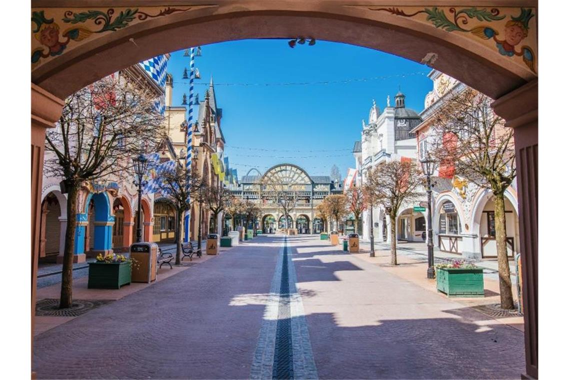 Europa-Park startet nach Corona Ende Mai die Sommersaison Menschenleer ist das Gelände des Europa-Parks. Foto: Philipp von Ditfurth/dpa/Archivbild