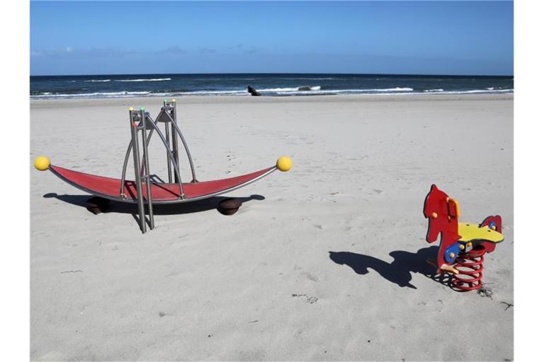 Menschenleer ist der Strand des Ostseebades Kühlungsborn. Foto: Bernd Wüstneck/dpa-Zentralbild/dpa