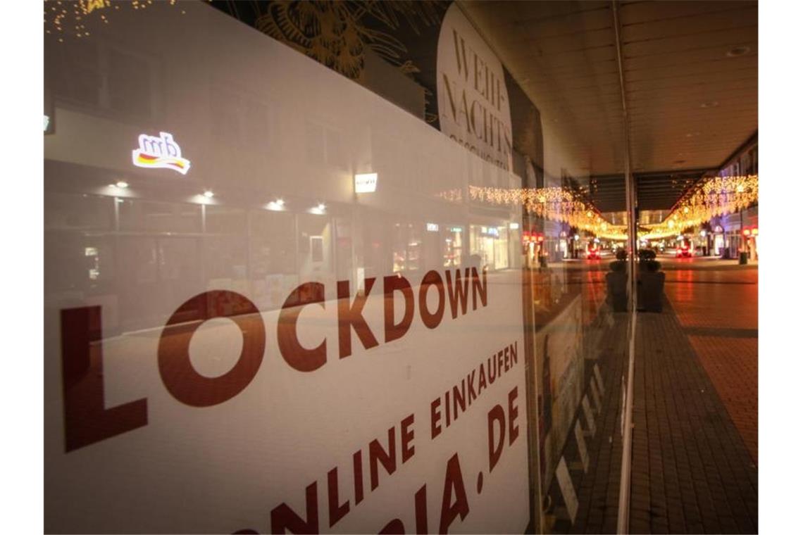Amtsärzte zweifeln an Lockdown-Ende zum 31. Januar Menschenleer ist die Einkaufsstraße „Seltersweg“ in Gießen. Mit Inkrafttreten der verschärften Corona-Regeln gelten im Landkreis Gießen aufgrund der hier festgestellten hohen Inzidenzwerte Ausgangsbeschränkungen. Foto: Nadine Weigel/dpa