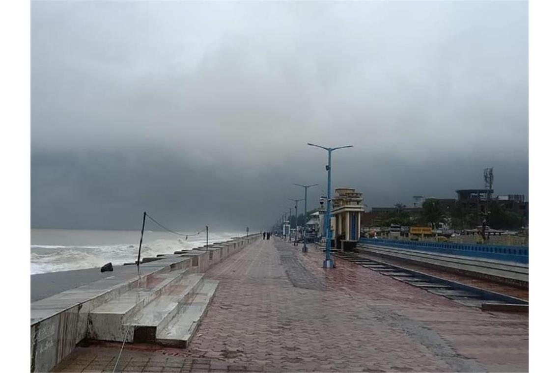 Menschenleer ist die Promenade entlang der Küste des Golfes von Bengalen bei Chandbali im ostindischen Bundesstaat Orissa vor dem Landfall von Zyklon „Amphan“. Foto: Uncredited/AP/dpa
