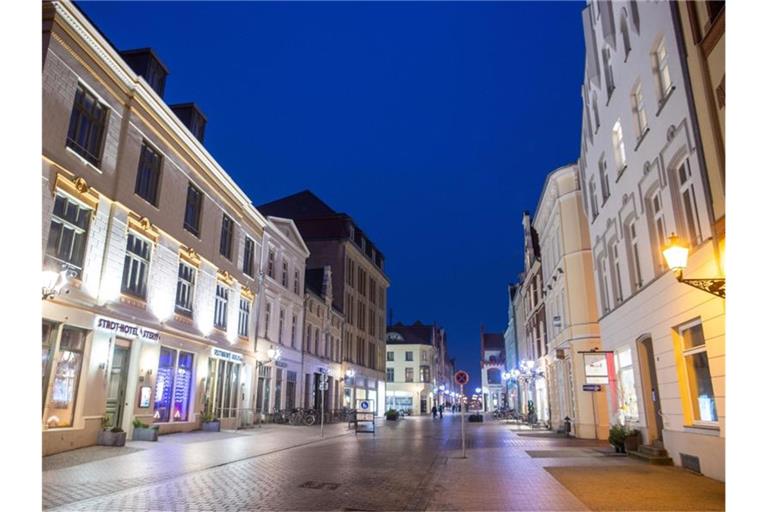 Menschenleer ist eine der Haupteinkaufsstraßen in Wismar. Hier findet sonst jedes Jahr im Dezember der Weihnachtsmarkt statt. Foto: Jens Büttner/dpa-Zentralbild/dpa
