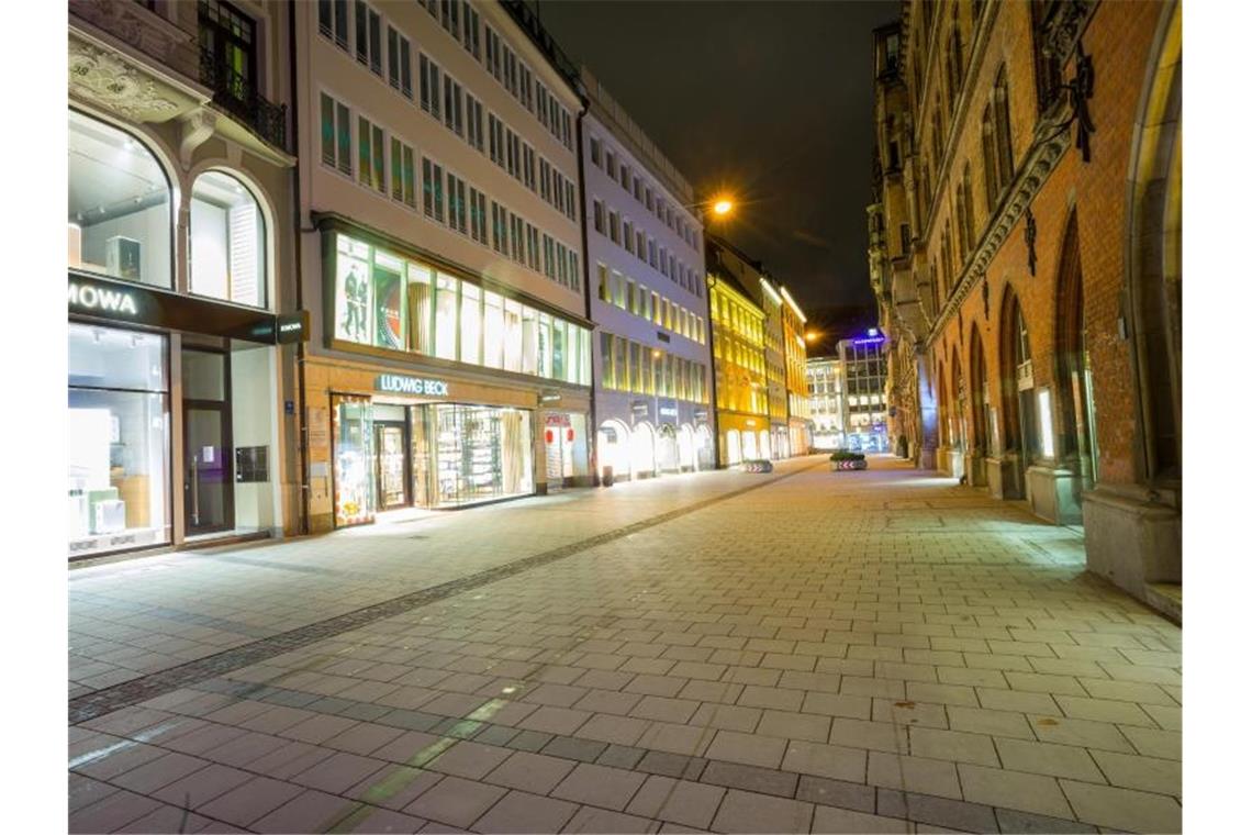 Menschenleer ist es in der Fußgängerzone von München. Die Zahl der Neuinfektionen mit dem Coronavirus steigt weiter an. Foto: Peter Kneffel/dpa