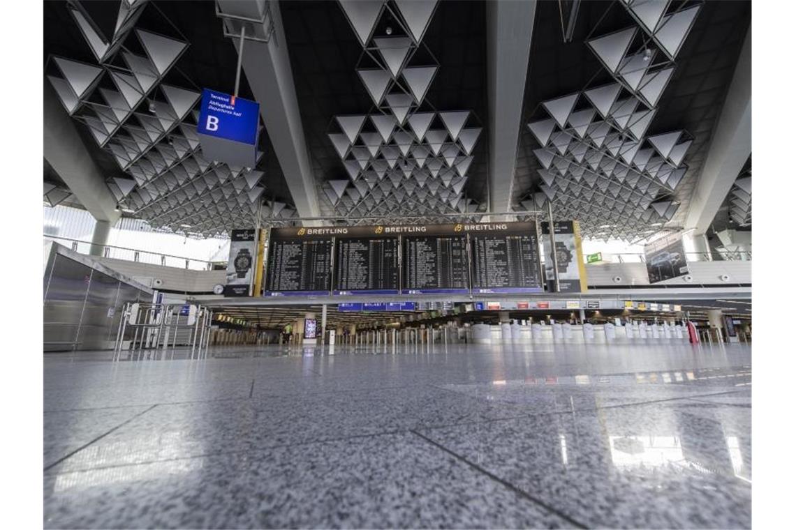 Brüssel und Berlin uneins über Gutscheine bei Reiseabsagen Menschenleer präsentiert sich das Terminal 1 des Flughafens Frankfurt. Foto: Boris Roessler/dpa