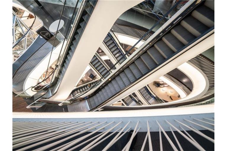 Menschenleer sind die Rolltreppen in einem Einkaufszentrum. Foto: Frank Rumpenhorst/dpa/Archivbild