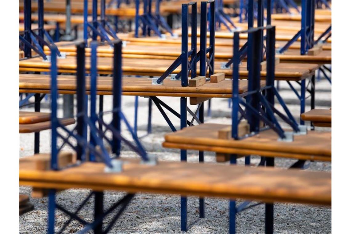 Menschenleer zeigt sich ein Biergarten mit gestapelten Bänken und Tischen im Westpark in München. Foto: Sven Hoppe/dpa