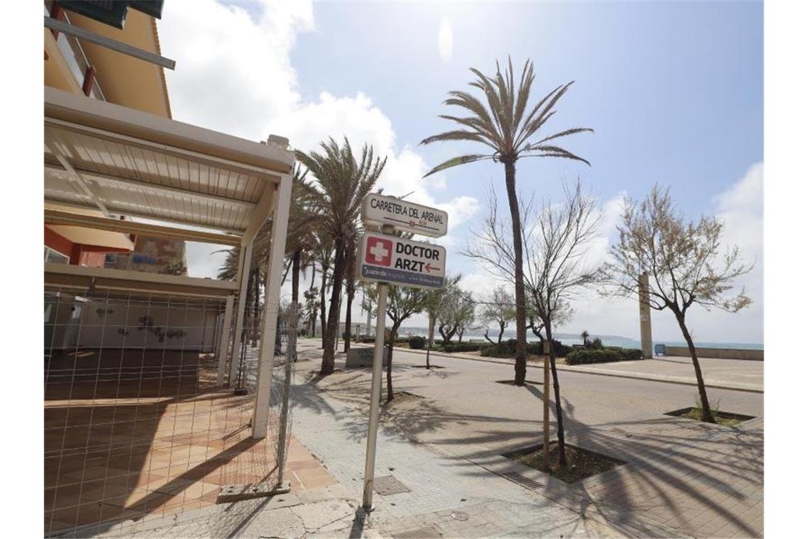 Menschenleere Strandpromenade in S'Arenal. Foto: Clara Margais/dpa