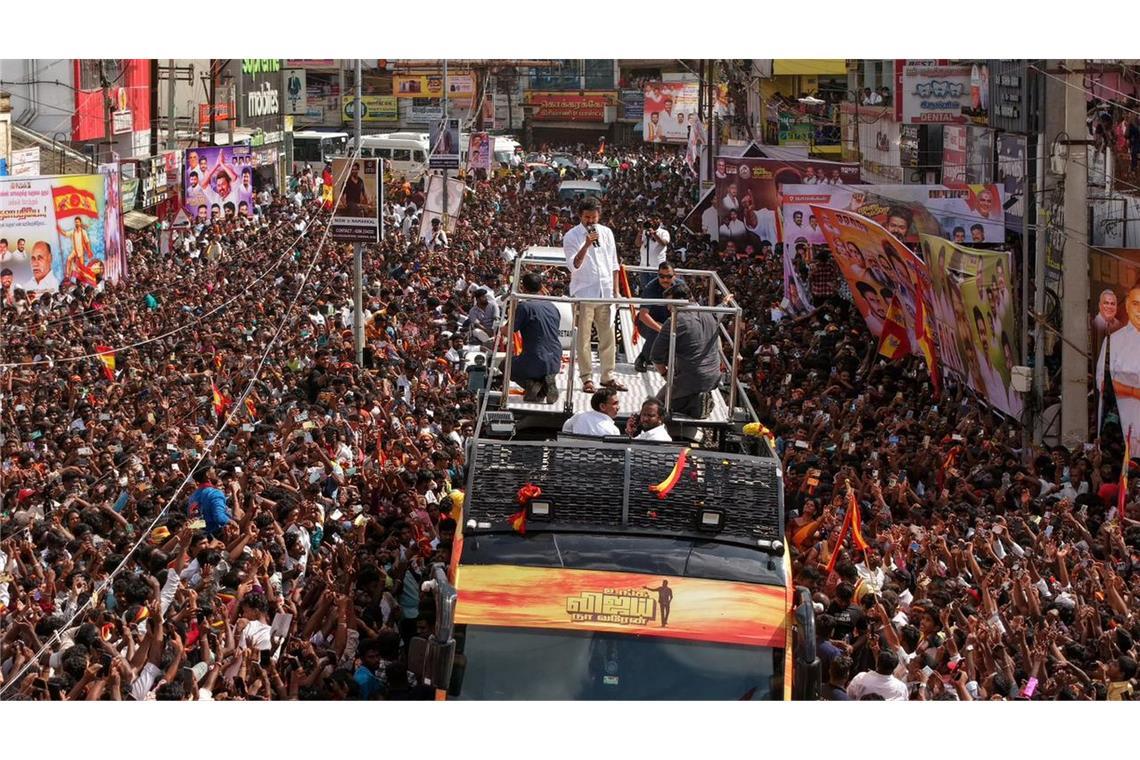 Berichte: 38 Tote bei Massengedränge in Indien Menschenmassen kamen zusammen, um eine Rede von Joseph Vijay Chandrasekhar anzuhören.