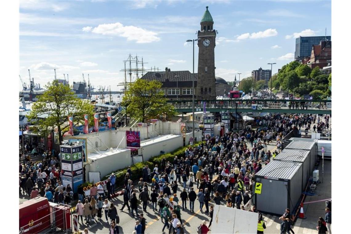 Menschenmassen sind während des Hamburger Hafengeburtstags an den Landungsbrücken unterwegs. Dort zündete der Unbekannte den schlafenden Obdachlosen an. Foto: Axel Heimken