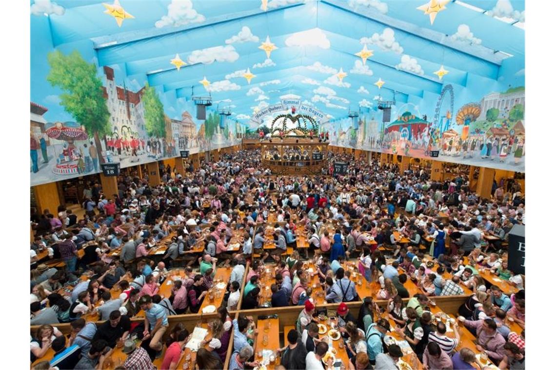 Wiesn im Sommer? Deutsche sind unentschieden Menschenmassen: Wiesn-Besucher feiern 2016 im Hacker-Festzelt auf dem Oktoberfest. Foto: Matthias Balk/dpa