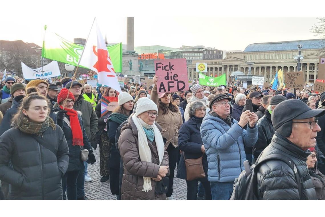 Die Demo auf dem Schlossplatz im Video Menschenmeer auf dem Stuttgarter Schlossplatz