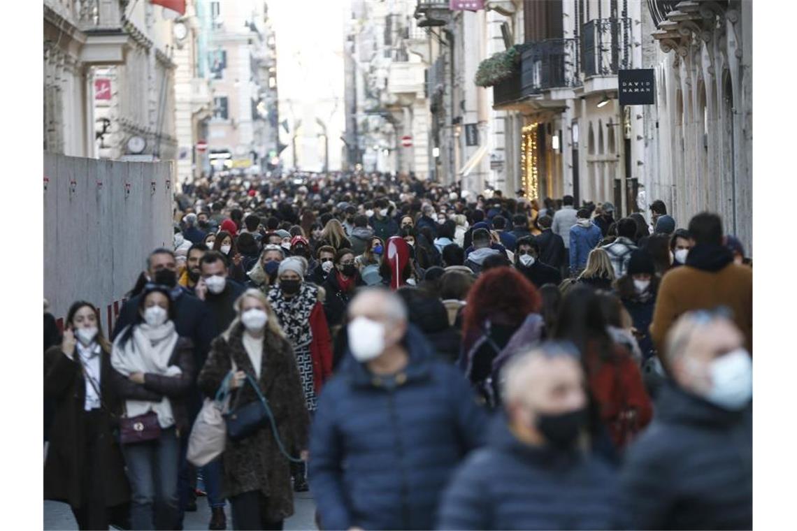 Corona-Maßnahmen: Viele Länder nehmen es jetzt lockerer Menschenmenge in Rom in einer Einkaufstraße: Ab Freitag müssen die Menschen in weiten Teilen des Landes draußen keine Masken mehr tragen, wenn sie den Mindestabstand einhalten können. Foto: Cecilia Fabiano/LaPresse/ZUMA/dpa