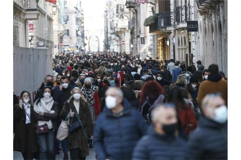 Menschenmenge in Rom in einer Einkaufstraße: Ab Freitag müssen die Menschen in weiten Teilen des Landes draußen keine Masken mehr tragen, wenn sie den Mindestabstand einhalten können. Foto: Cecilia Fabiano/LaPresse/ZUMA/dpa