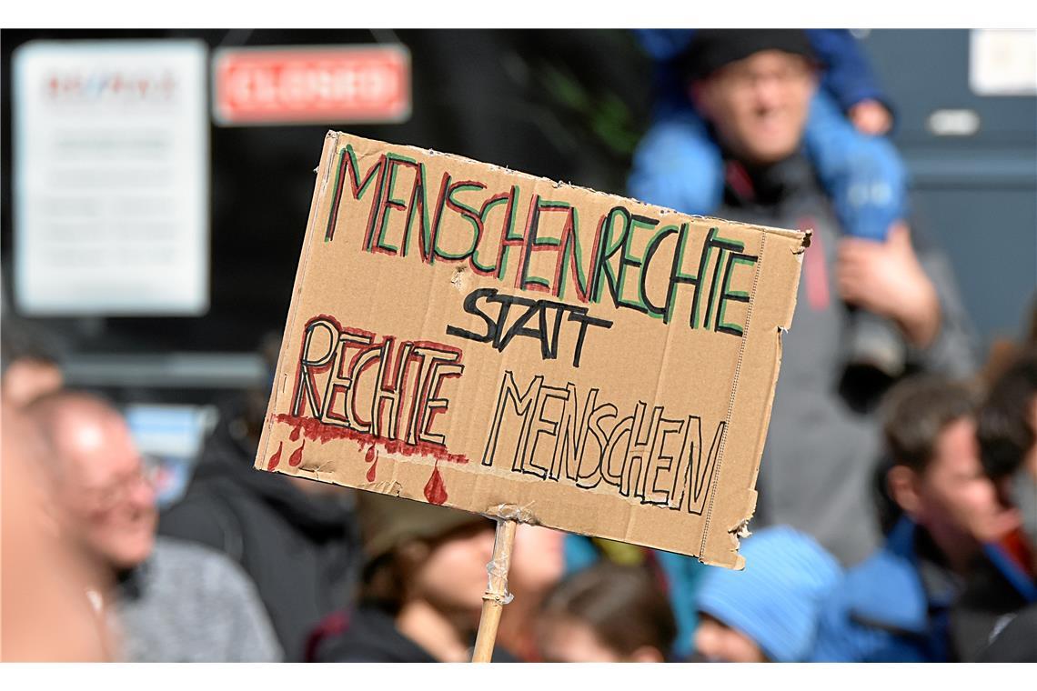 MENSCHENRECHTE STATT RECHTE MENSCHEN  steht auf dem Schild. Demonstration und Ku...