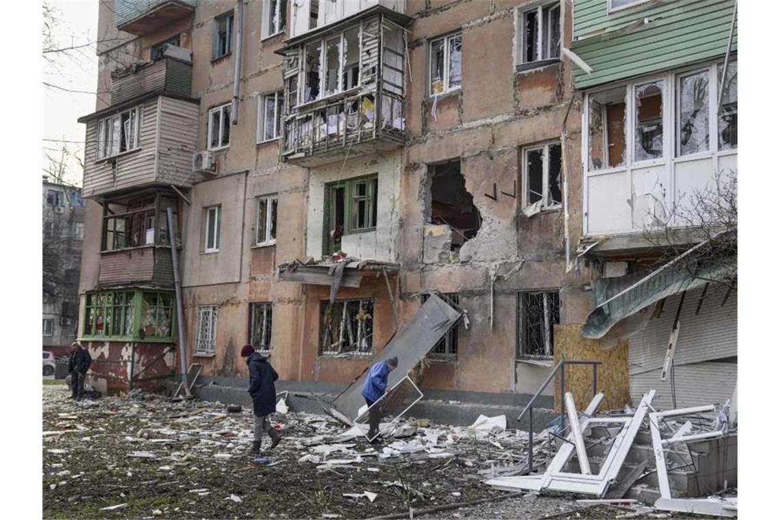 Behörden: Mädchen in Mariupol unter Trümmern verdurstet Menschenrechtler bezeichnen die Lage in der umkämpften Stadt Mariupol als katastrophal. Foto: Evgeniy Maloletka/AP/dpa