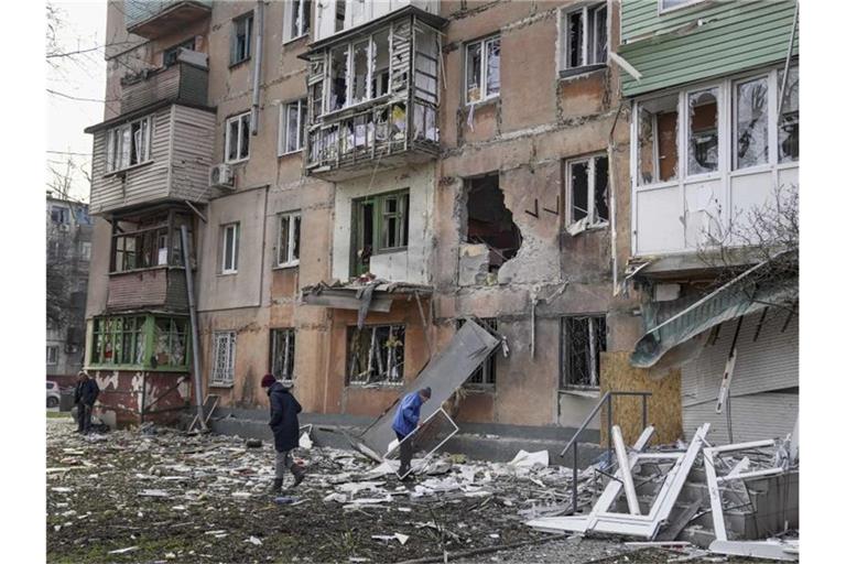 Menschenrechtler bezeichnen die Lage in der umkämpften Stadt Mariupol als katastrophal. Foto: Evgeniy Maloletka/AP/dpa