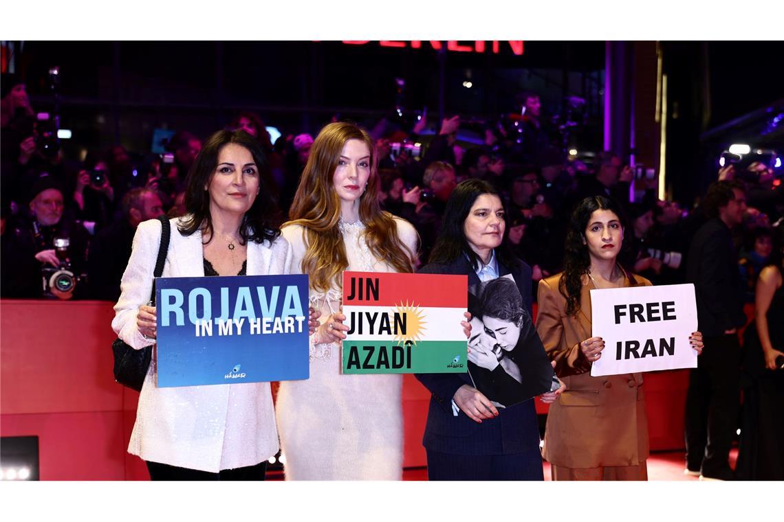 Menschenrechtsaktivistin Düzen Tekkal (l-r), Schauspielerin Pheline Roggan und Schauspielerin Jasmin Tabatabai auf dem Teppich.