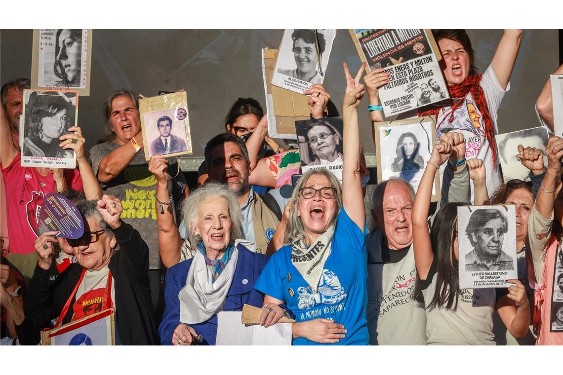 Menschenrechtsorganisationen nehmen an einer Kundgebung zum 50. Jahrestag des zivil-militärischen Staatsstreichs in Argentinien teil.