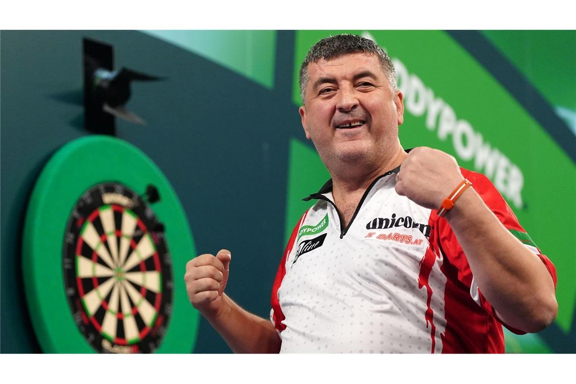 Mensur Suljovic kündigt gegen Topfavorit Littler volle Offensive an. (Archivbild)