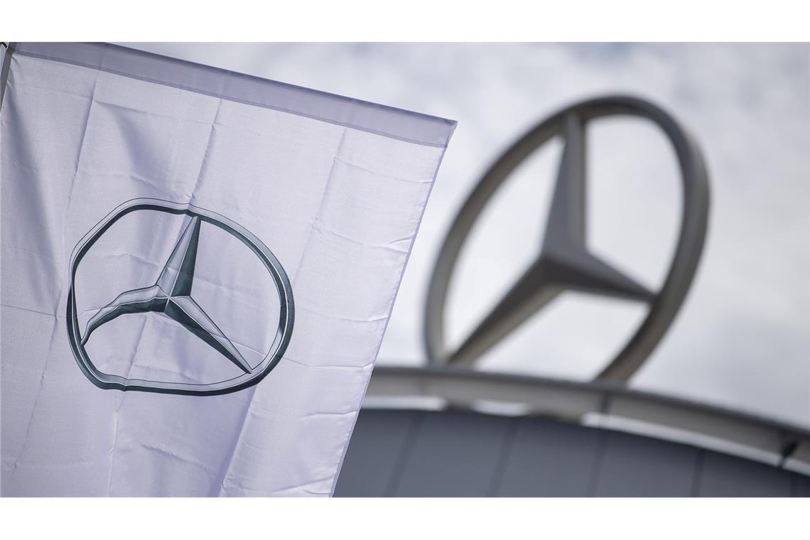 Mercedes-Benz beschäftigt bei den konzerneigenen Niederlassungen etwa 8000 Menschen in rund 80 Betrieben.