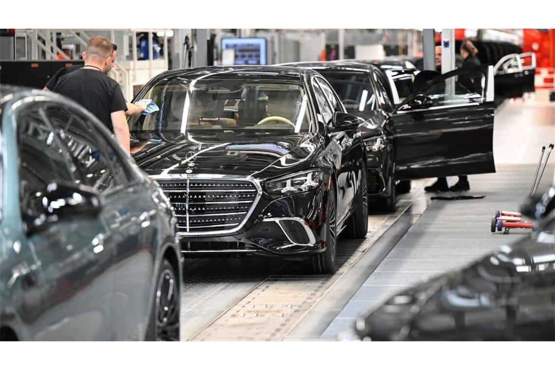 Mercedes-Benz Factory 56: Mercedes-Benz Arbeiter fertigen im Mercedes-Benz Werk Sindelfingen in der Factory 56 Fahrzeuge der Luxusklasse. (zu dpa: «Mercedes-Benz: Einschränkungen in Produktion in Sindelfingen»)