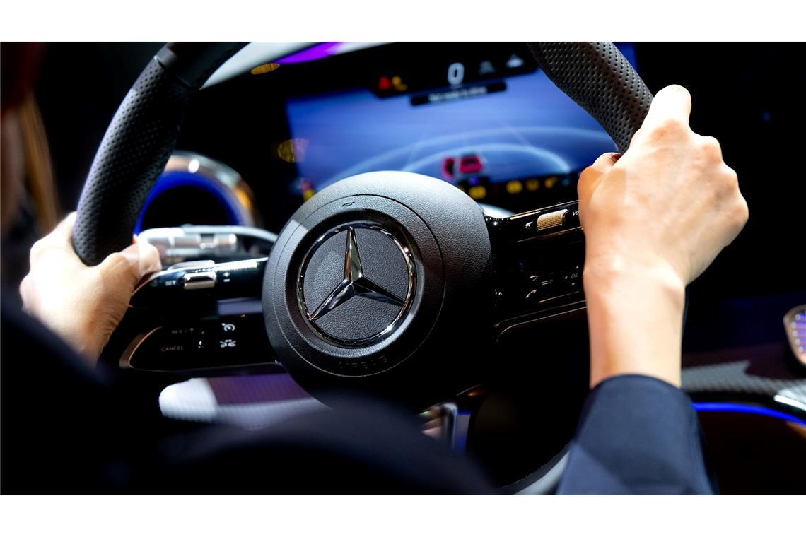 Absatzflaute bei Autobauer Mercedes hält an Mercedes-Benz hat erneut weniger Fahrzeuge verkauft. (Archivbild)