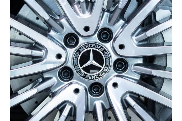 Mercedes-Benz hat im vergangenen Jahr vor allem wegen der Halbleiterkrise weniger Autos ausgeliefert als 2020. Foto: Silas Stein/dpa