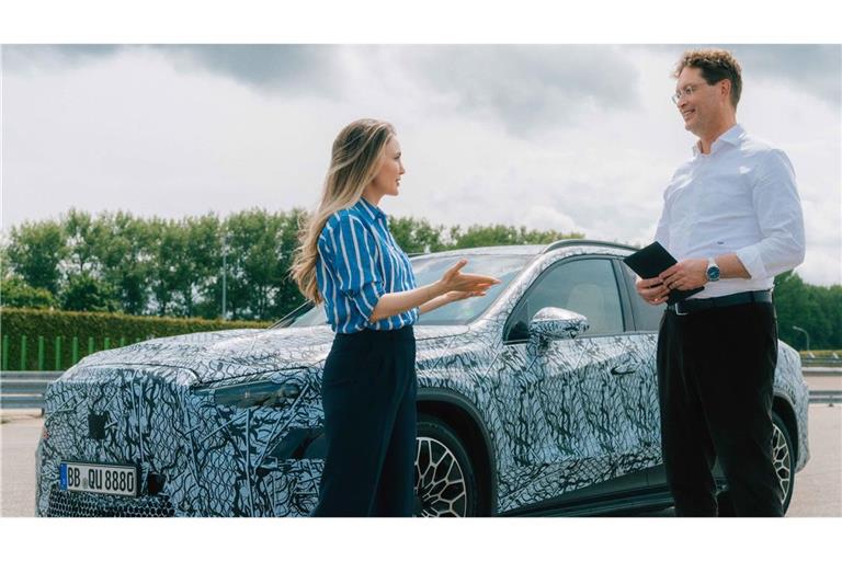 Mercedes-Chef Ola Källenius mit der Moderatorin Sarah Harman und einem noch getarnten elektrischen GLC.