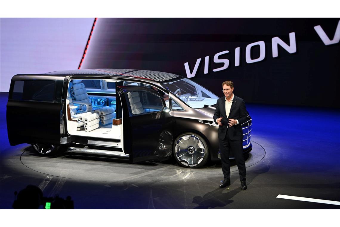 Mercedes will China mit fahrenden "Supercomputern" erobern Mercedes Chef Ola Källenius vor dem Vision V - der Wagen soll ein Blick in die Zukunft von Vans der Marke Mercedes sein.