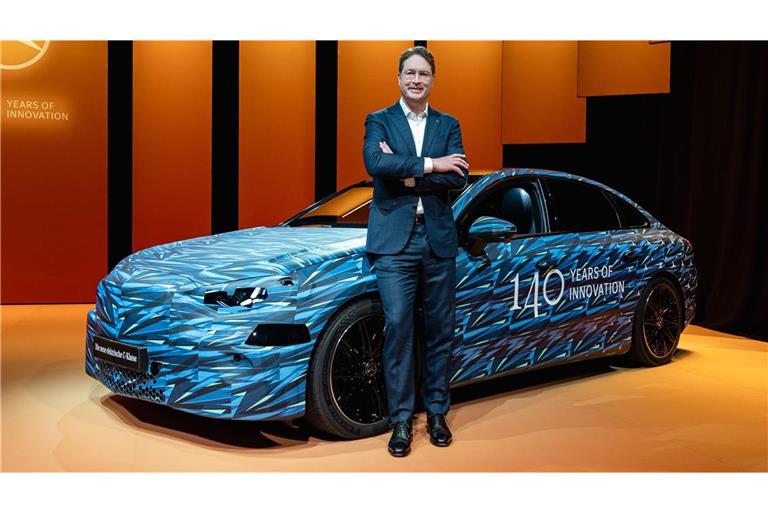 Mercedes-Chef Ola Källenius vor der noch getarnten C-Klasse. Er muss sich heute bei der Hauptversammlung den Fragen der Aktionäre stellen.